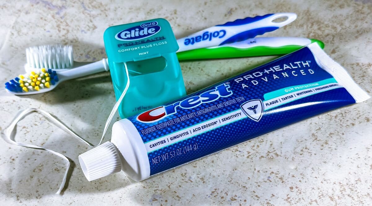 Zahnpflege mit Zahnbürste, Zahnseide und Zahnpasta Zahnbürsten, Zahnseide und Zahnpasta zur täglichen Mundhygiene